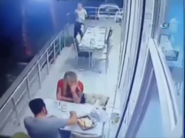 Masaya yaklaştı ve kurşun yağdırdı