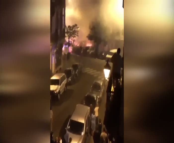 Brüksel’de patlamalar sonrası araçlar yanmaya başladı