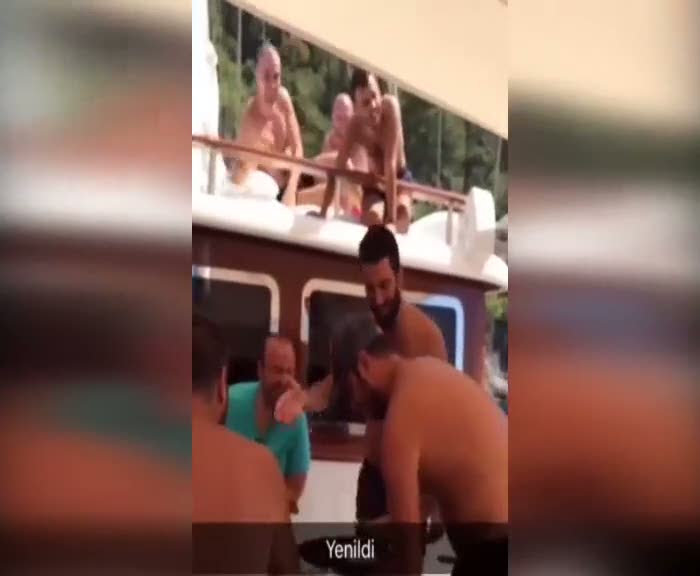 Arda Turan arkadaşını böyle cezalandırdı!