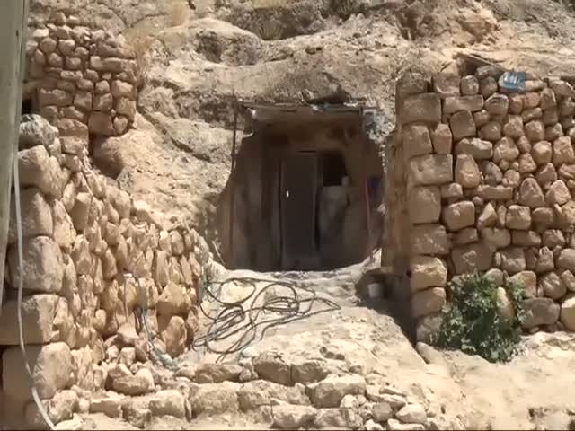 Sıcaktan bunalınca mağaraya taşındılar