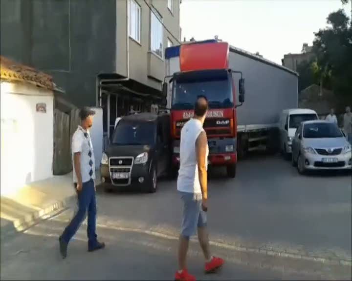 Ara sokağa giren TIR ortalığı birbirine kattı