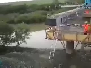 Çelik tabliyeyi taşıyan vinç böyle devrildi!