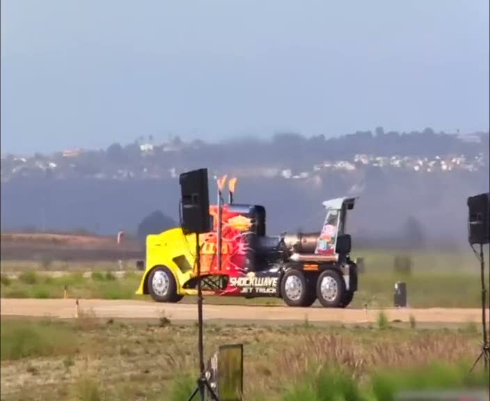 Azmeden adam TIR'la uçağı geçti!