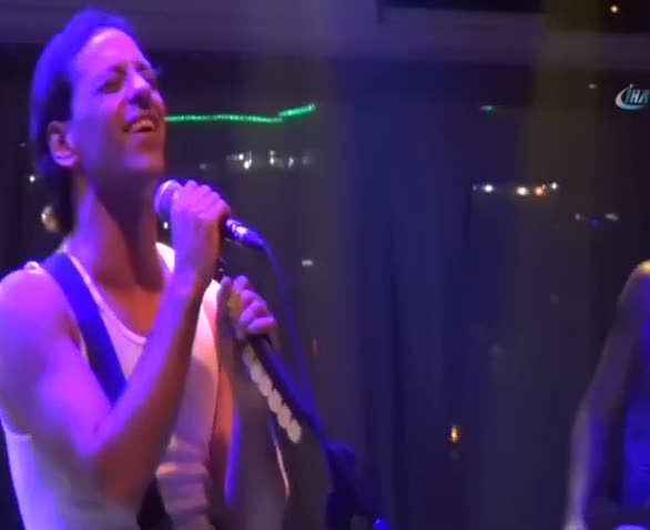 Kaan Tangöze söyledi Kıvılcım oynadı