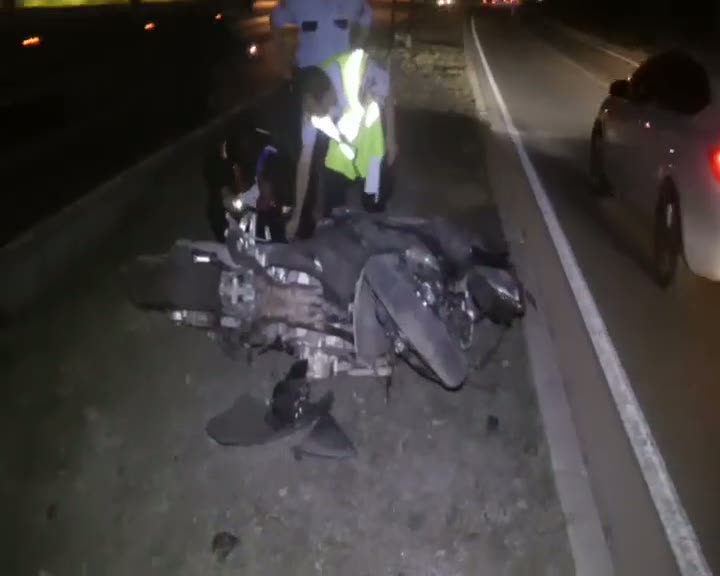 Motosiklet sürücüsü yayaların arasına daldı 2 yaralı