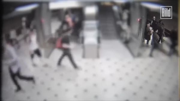Almanya'da metro bekleyen kadının saçını ateşe verdiler