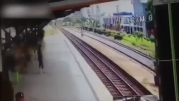 Trenin önüne atlayan kadının bacakları koptu