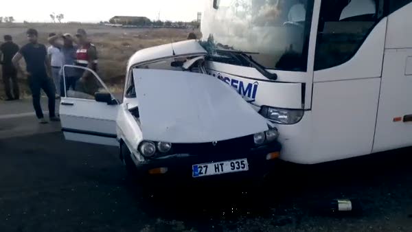 Yolcu otobüsü ile otomobil çarpıştı: 1 ölü