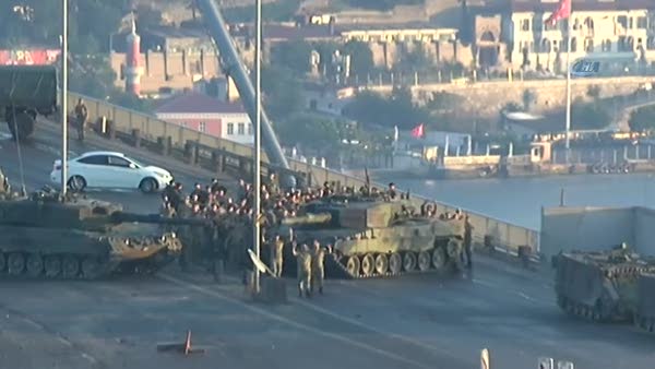 Boğaziçi Köprüsü'nü kapatan askerler polise teslim oldu