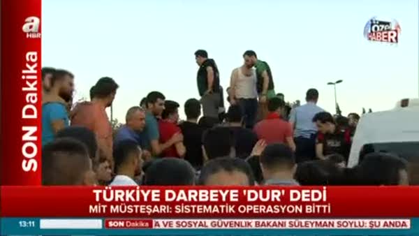 İstanbul'da halk gözaltına alınan askerleri linç etmeye çalıştı!