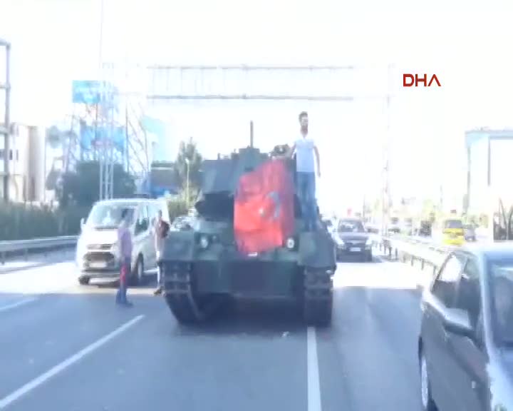 Vatandaşlar tanklarla hatıra fotoğrafı çektiriyor!