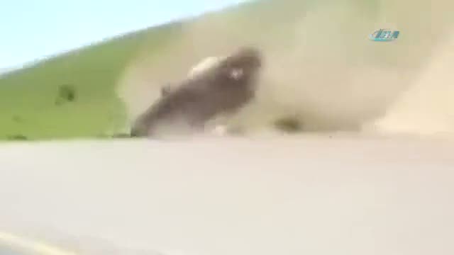 Takla atan araçtan böyle fırladı