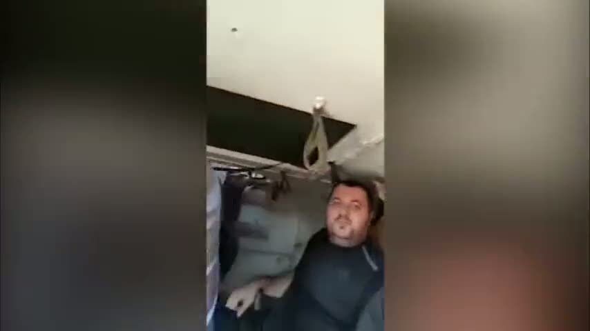 Tankı ele geçiren vatandaşlar