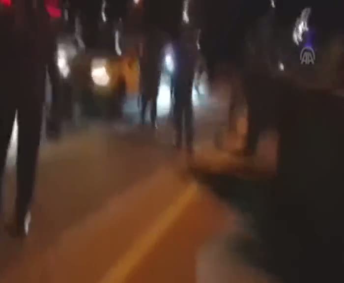 Emekli Albay darbeye karşı oğullarıyla sokağa çıkıp askeri uyardı