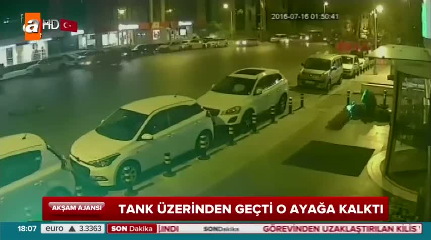 Korkmadan kendini tankların önüne attı!