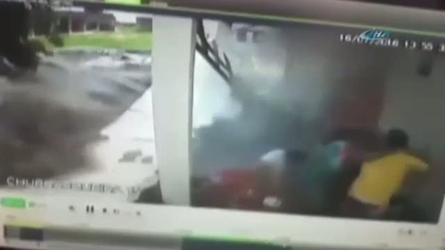 Duvarın altında kalmaktan son anda kurtuldular