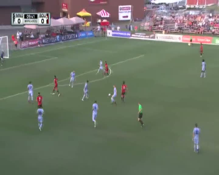 Kendi kalesine gol atan kaleci