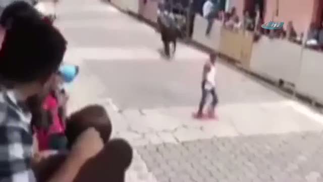 Boğaların yoluna çıktı, yedeği darbeyle yerden kalkamadı