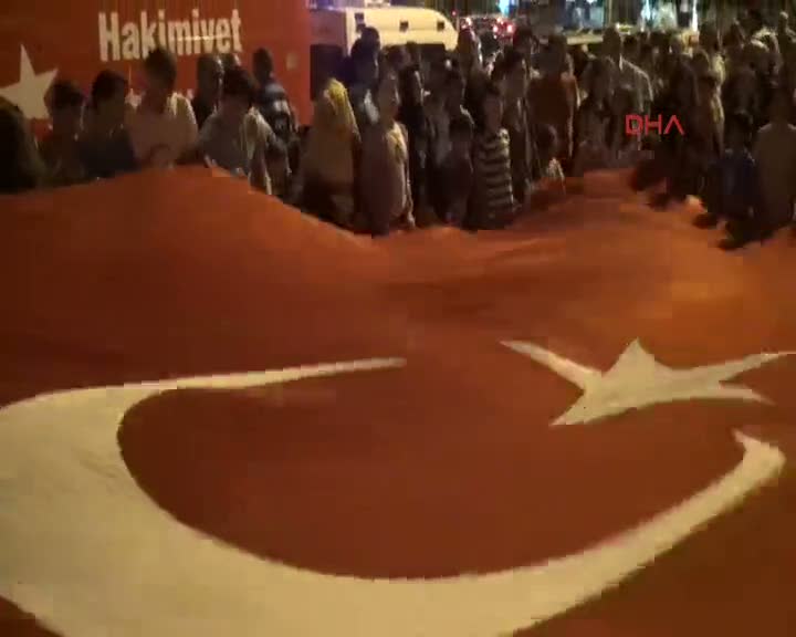 Amasya'da gelin ve damat düğün sonrasında demokrasi nöbetinde