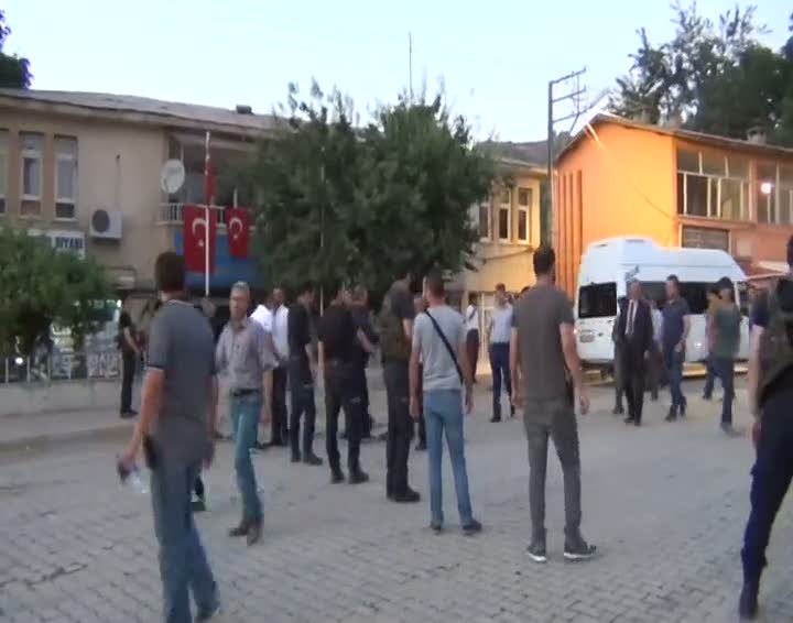 Sınırda asker ve vatandaştan el ele demokrasi nöbeti