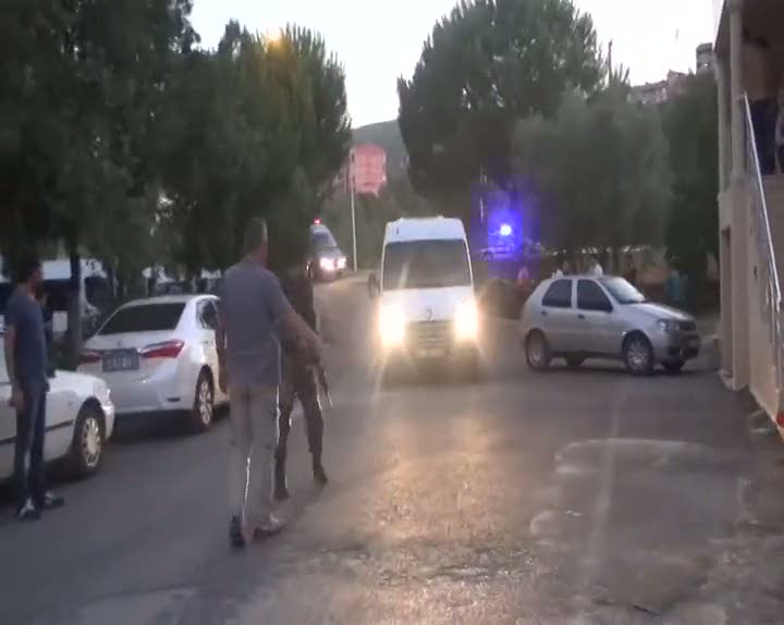 Virajı alamayan sürücü karşı şeride geçti: 15 yaralı