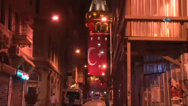 Galata Kulesi Türk bayrağına büründü
