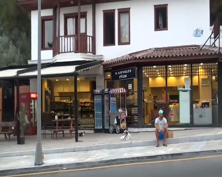 Darbeci askerlerden 3’ü ekmek çalmak için şehre indi