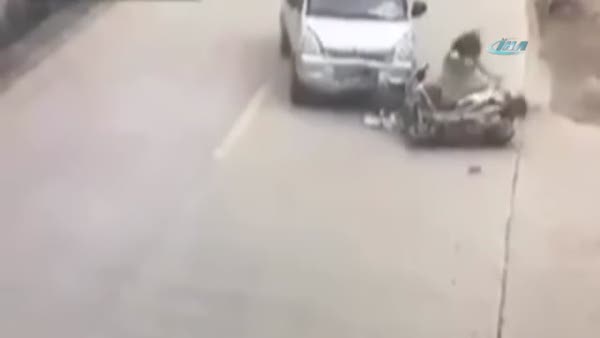 Minibüsle motosiklet kafa kafaya böyle çarpıştı