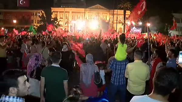 İzmirliler demokrasi nöbetine devam ediyor