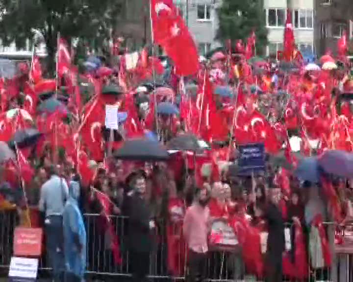 Köln'de demokrasi mitingi coşkusuna, sağanak yağmur bile engel olamadı