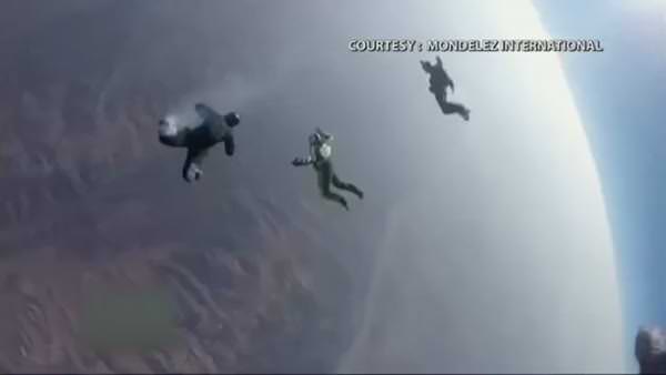 7 bin 620 metreden paraşütsüz atladı