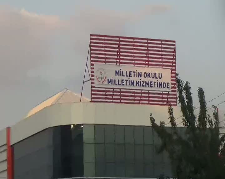 El konulan FETÖ’nün okullarına “Milletin okulu, Milletin hizmetinde” pankartı asıldı