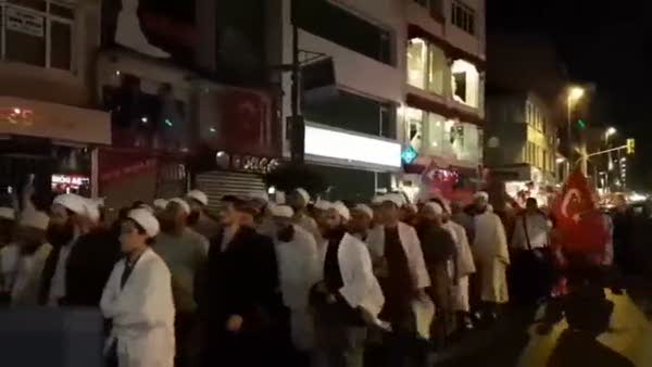 Binlerce kişi darbeye karşı Mekke'nin fethinde okunan marşla yürüdü!