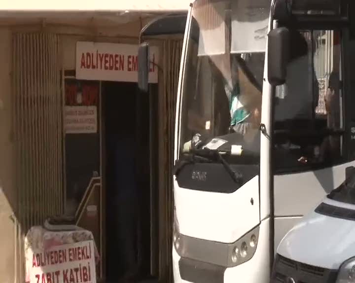 DAEŞ operasyonunda gözaltına alınanlar gazetecilere saldırdı