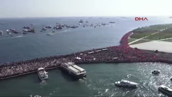 Yenikapı miting alanına teknelerle gelen vatandaşların yoğunluğu havadan görüntülendi
