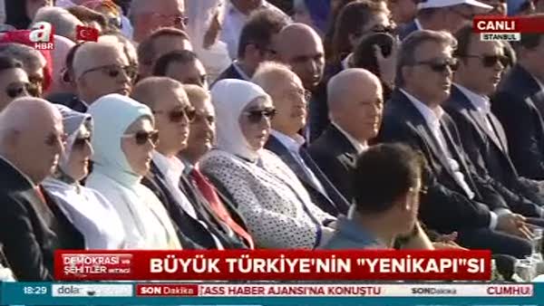 Diyanet İşleri Başkanı Mehmet Görmez, Yenikapı mitinginde şehitler için dua etti