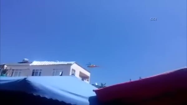 Alçaktan uçan helikopter halk pazarını birbirine kattı!