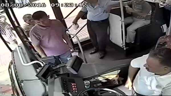 Belediye otobüs şoförü, bayılan yolcuyu hastaneye yetiştirdi
