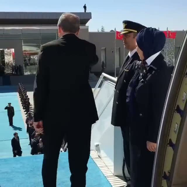 Cumhurbaşkanı Erdoğan uçağa binerken böyle görüntülendi