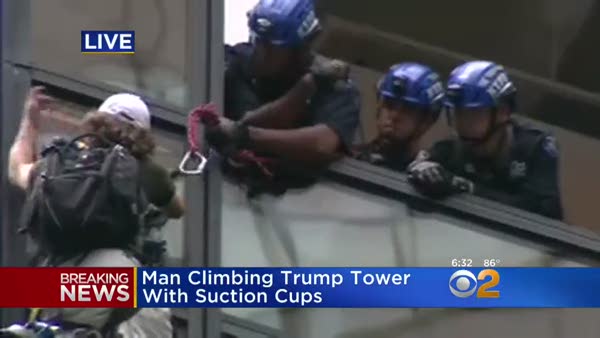 Donald Trump'a ulaşmak için 202 metrelik binaya tırmandı
