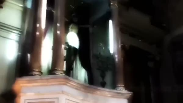 Meksika'da kilisede gözlerini açan İsa heykeli