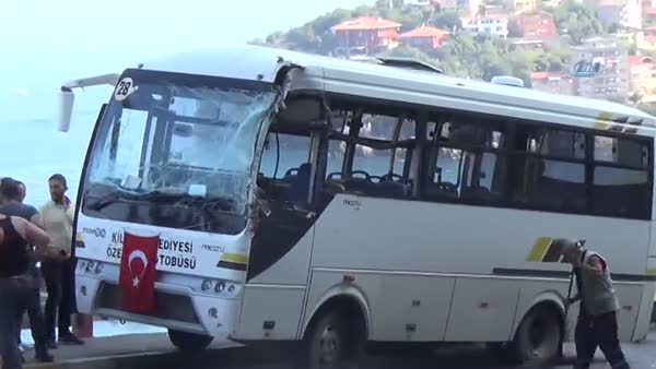 Kontrolden çıkan TIR’ın dorsesi halk otobüsüne çarptı: 10 yaralı