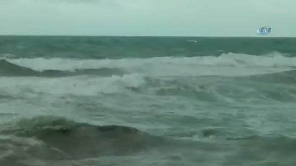 Dalgalı selfie... Şiddetli fırtına Karadeniz'de dev dalgaları beraberinde getirdi