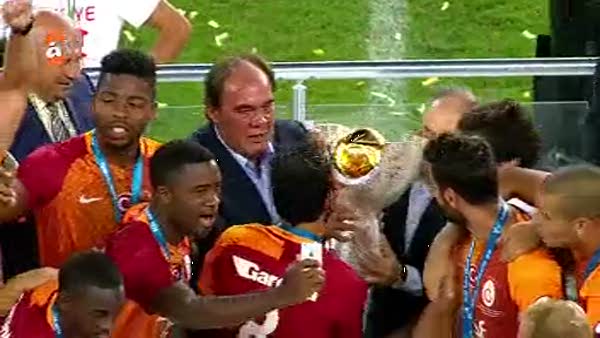 Galatasaray'lı futbolcular kupayı böyle kaldırdı