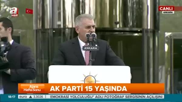 Başbakan Binali Yıldırım, AK Parti Genel Merkezi önünde partililere seslendi