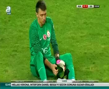 Taraftar sahaya meşale atınca Muslera çıldırdı