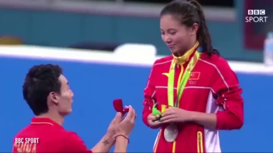 Olimpiyatlarda kadın sporcuya kürsüde böyle evlenme teklif etti!
