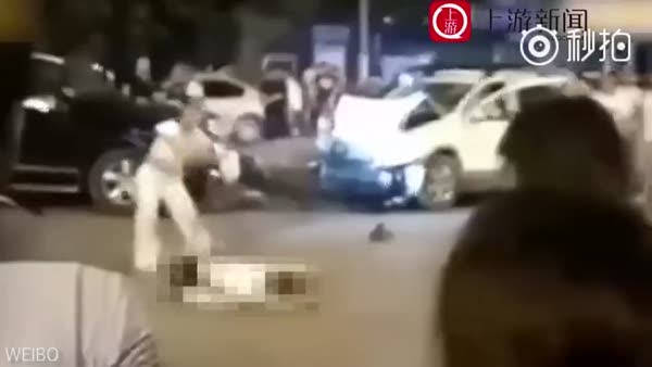 Kadın sürücü çarparak öldürdüğü adamın etrafında dans etti