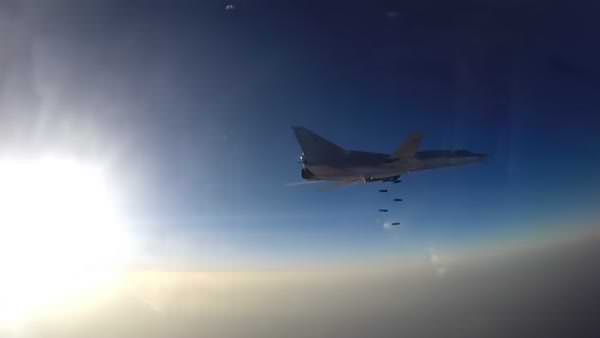 Ruslar Suriye'yi süper uçakla bombalıyor!