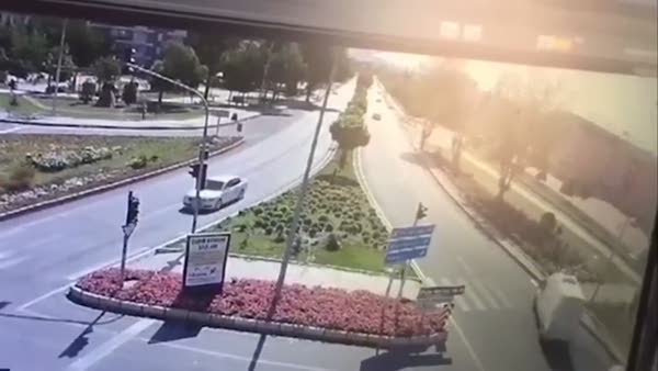 Elazığ'da bomba yüklü araçla saldırı anı kamerada!